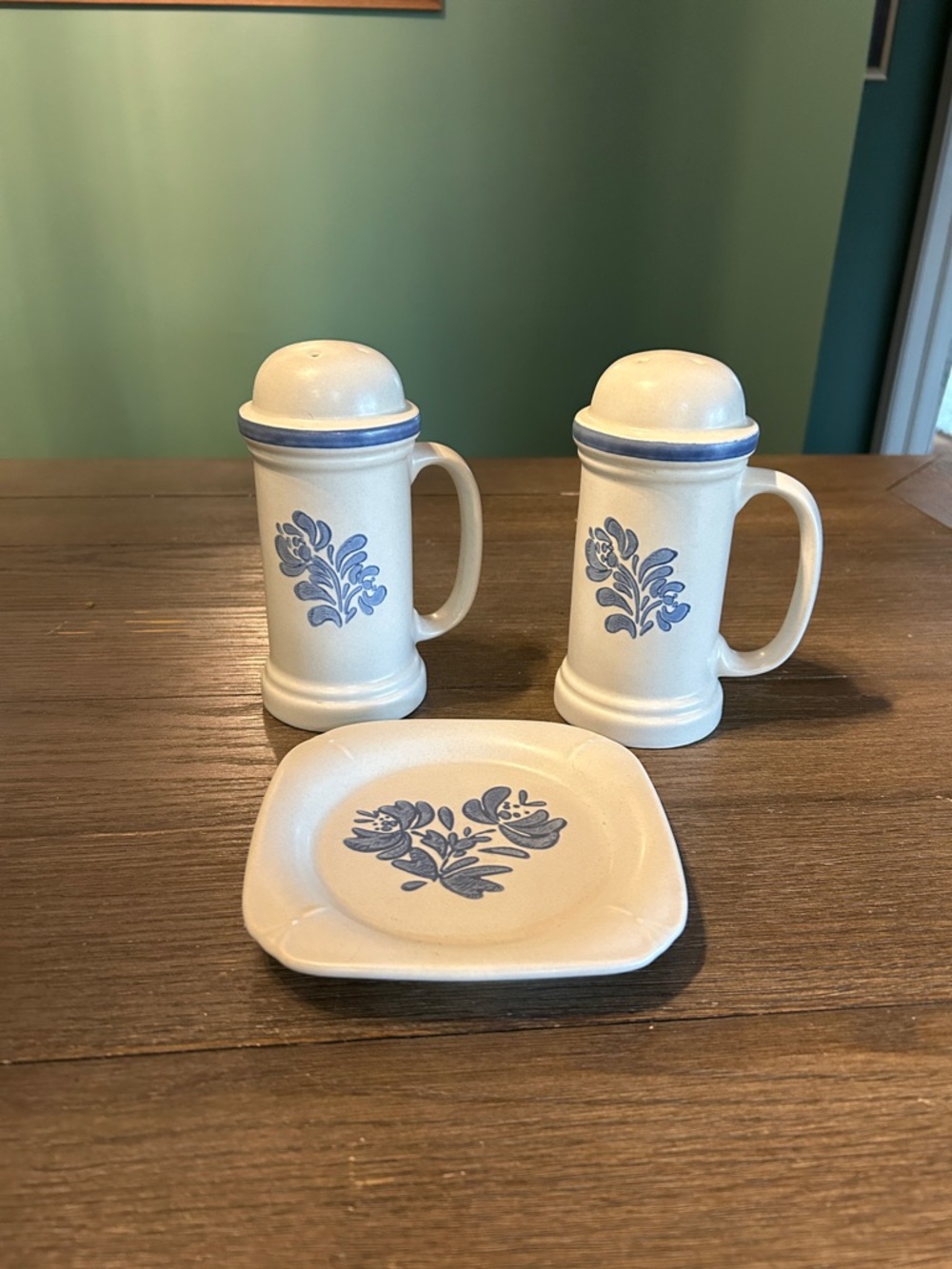 Pfaltzgraff Yorktowne range shakers and trivet set vintage made in USA
